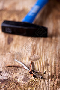 特写木板上的生锈钉子风化木工金属硬件古董乡村锤子木头工具建造图片