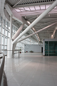2011年新布加勒斯特机场走廊飞机场地面玻璃建筑运输民众旅行车站大厅图片