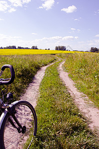 农村道路和自行车残片图片