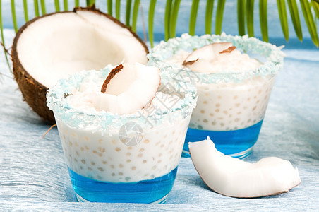 椰子布丁 配有木薯果珍珠和利塔奇果冻甜点牛奶美食木薯水果蓝色香草宏观棕榈奶油图片