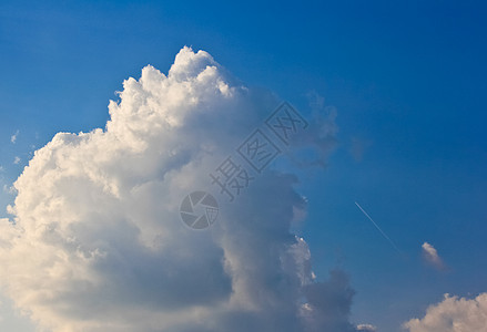天空中的孤独飞机背景图片