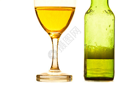 杯子里的啤酒冷饮玻璃泡沫瓶子黄色饮料背景图片