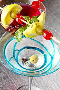 鸡尾酒薄荷浆果食物红色黑色水果绿色饮料杯子水晶图片