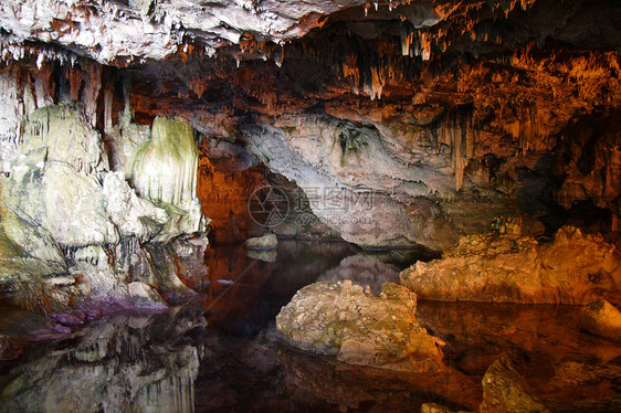 内地洞穴反射彩色石笋岩溶石头旅游地貌地质学编队钟乳石图片