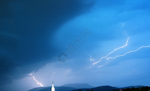 有闪电的暴风天空收费雷雨紫色天气罢工震惊风暴戏剧性闪光电压图片