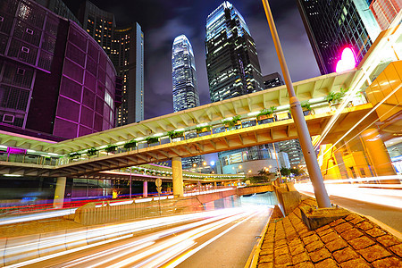 现代城市的夜间场景街道运输市中心曲线路灯辉光运动景观建筑图片
