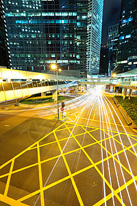 现代城市的夜间街道赛车交通建筑场景过境车辆路灯速度车道图片