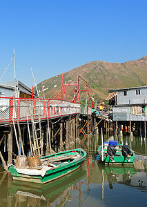 香港Tai O渔业村天空棚户区风化木头蓝色窝棚住宅房子场景钓鱼图片