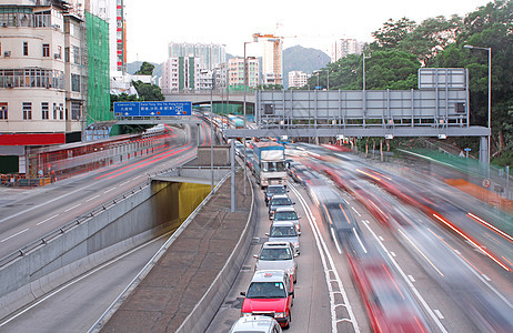 穿越现代城市的重型交通洪水地标运输商业水平汽车天空街道营销地平线图片