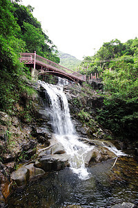 花园中美丽的瀑布岩石风景丛林公园热带速度植物池塘旅行场景图片
