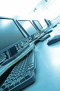 带有计算机的工作场所中心网络桌子学习家具教育班级学校技术互联网图片