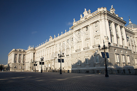 马德里宫殿雕像窗户皇宫蓝色白色古董雕塑地标街道历史图片