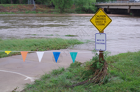 洪水泛滥下雨灾难公园路障风暴运输街道损害警告季节图片