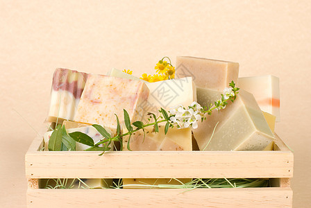 木箱中手工制肥皂组护理香味卫生梳子生活治疗身体洗澡浴室奶油图片