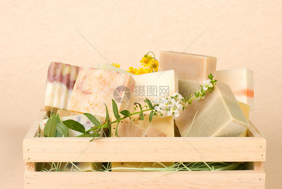 木箱中手工制肥皂组护理香味卫生梳子生活治疗身体洗澡浴室奶油图片