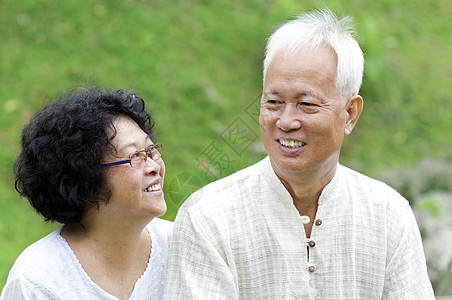 亚洲老年夫妇组织祖父男人父母公园祖母祖父母父亲男性家庭退休图片