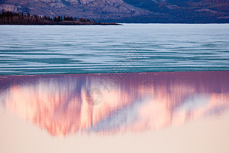 Mt劳里尔镜像在加拿大育空Laberge湖(加拿大育空)图片
