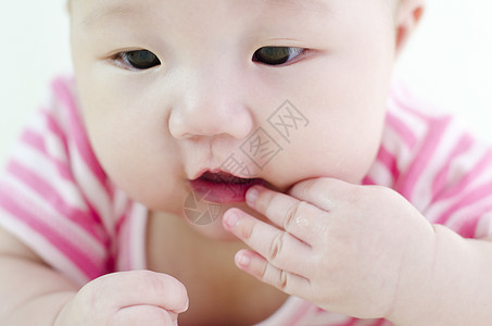 好奇的宝宝女性女孩女儿保健多样性孩子婴儿粉色好奇心红色图片