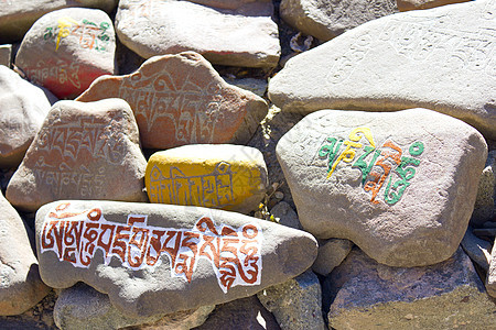 有雕刻的石头手印咒语宗教传统祷告冥想图片