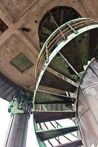 螺旋楼梯圆形金属建筑漩涡曲线历史性艺术地面栏杆扶手图片