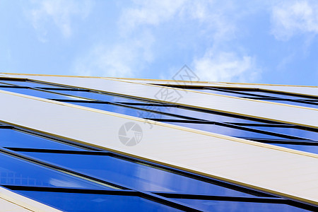 大型窗口蓝色阳光玻璃太阳镜子天空办公室金属公司城市图片