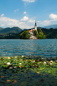 斯洛文尼亚的Lake Bled风光山脉村庄天空旅行风景阴影田园旅游树木图片