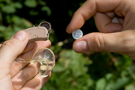 更换助听器电池塑料手指耳模管道棕色援助棕榈红色绿色健康图片