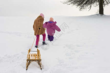 托博干休闲喜悦白色乐趣青年黄色平底木头雪橇运动图片