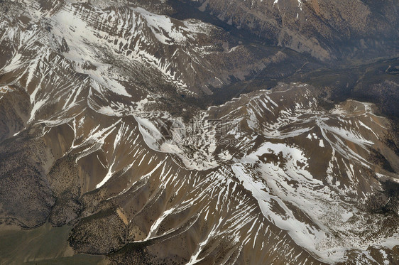 Ariel 山云展望气氛灰色蓝色山脉丘陵天空雪帽岩石地平线多云图片