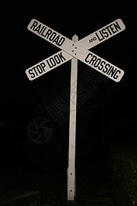 铁路过境标志牌运输安全街道乡村红色火车国家信号穿越车站图片