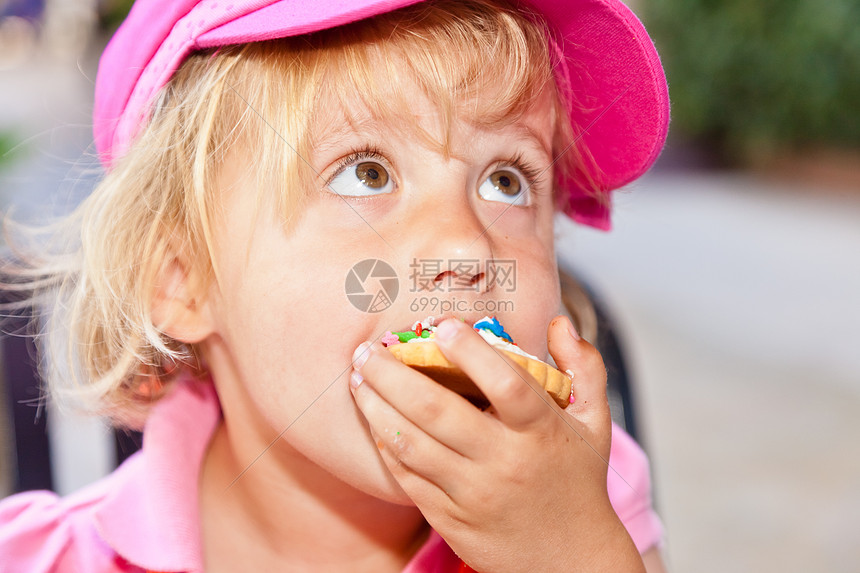 吃蛋糕婴儿椅子女孩厨房孩子童年儿童手指盘子乐趣图片