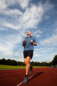 赛道上的跑者竞争慢跑者体育场男人精神运动跑步赛马场马场速度图片