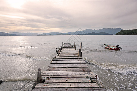 旧式码头走道 在湖边划过水面地平线旅行晴天场景日光反射天空小路木头薄雾图片