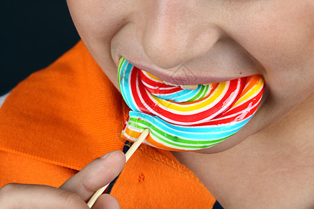 男孩吃棒棒棒糖孩子青年甜点食物乐趣糖果小吃味道粉色青少年图片