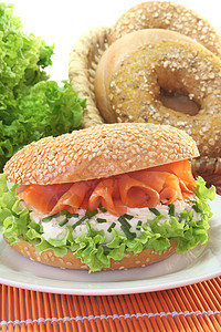 配奶油奶酪和鲑鱼的包装面包圈饼干芝麻零食黑芝麻韭菜烟熏早餐图片