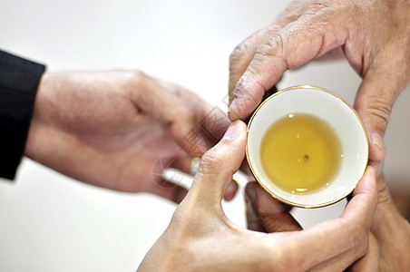茶茶仪式杯子已婚长辈服务陶瓷制品婚姻传统婚礼文化图片