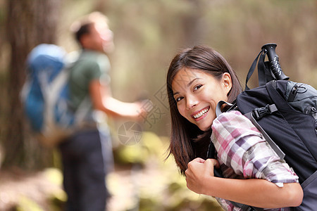 在森林中登山图片