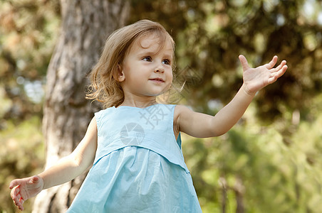 可爱的小女孩在公园里微笑快乐美丽女性儿童童年孩子女孩女儿乐趣图片