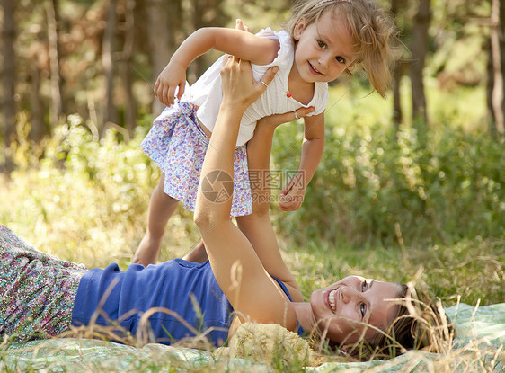小女孩和母亲在公园里关系展示幸福女性孩子女儿快乐家庭童年女孩图片