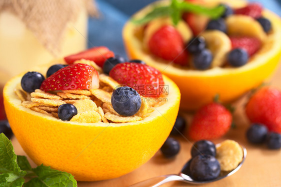 带新鲜水果的全麦谷物浆果食物橙子黄色照片早餐小吃薄片水平谷物图片