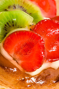带新鲜水果的法国蛋糕脆皮奇异果篮子浆果美食糕点面包食物奶油餐厅图片