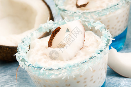 椰子布丁 配有木薯果珍珠和利塔奇果冻食物棕榈木薯白色热带甜点牛奶蓝色美食奶油图片