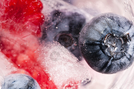 冻在冰棒中的草莓和黑莓食物立方体果汁冻结玻璃液体甜点热带稻草气泡图片
