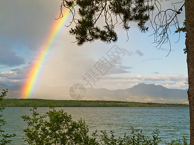 加拿大育空T区拉贝格湖上空的彩虹天空地区风暴反射旅游假期旅行寂寞阳光地平线图片