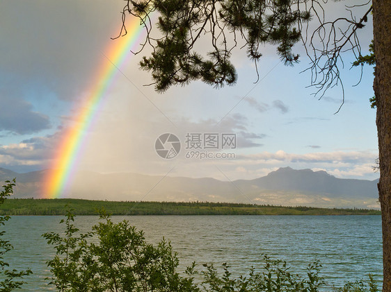 加拿大育空T区拉贝格湖上空的彩虹天空地区风暴反射旅游假期旅行寂寞阳光地平线图片