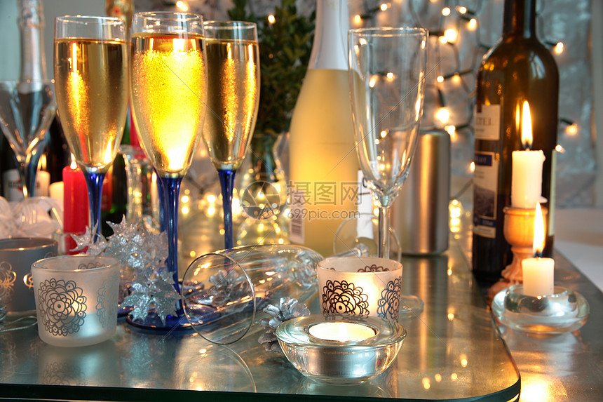 香槟装在眼镜和灯光上的背景图片