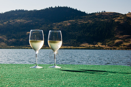 湖边的白酒酒杯奢华天空美食酒厂太阳酒精庆典干杯玻璃图片