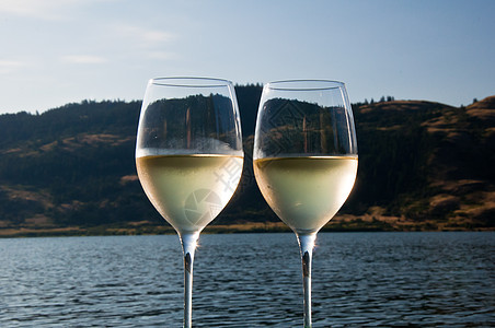 湖边的白酒酒杯干杯天空美食玻璃奢华夫妻阴影庆典酒精图片