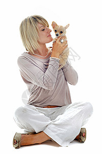 女童和吉娃娃人宠物伴侣动物白色金发犬类棕色工作室女孩友谊图片