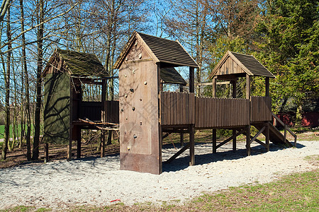 公园中的空儿童游乐场图片